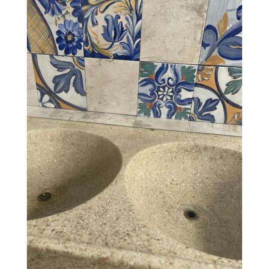mediterran furdoszoba csempe burkolat rusztikus portugal vintage kopottas kezzel festett csempe toszkan olasz furdoszoba nappali greslap fagyallo konyhacsempe lakberendezes balaton provence provnasz.jpg